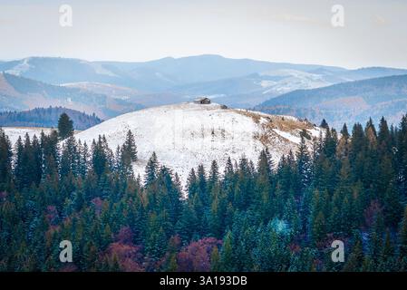 Paesaggio della Romania sui monti Bucegi. Foto Stock