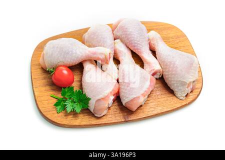 Il pollo crudo gambe su sfondo bianco isolato Foto Stock