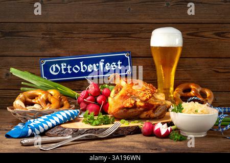 Spatola di maiale con birra e crauti. Oktoberfest Foto Stock