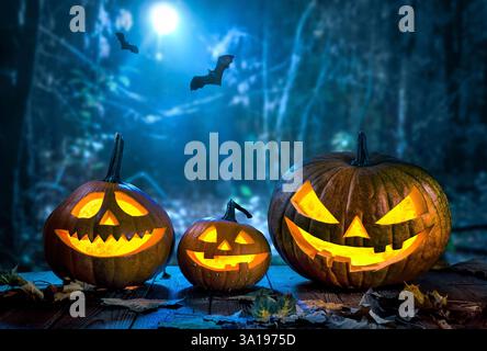 Zucca di Halloween jack testa lanterna con candele accese Foto Stock