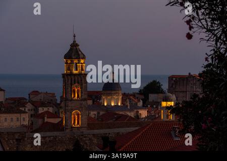 Crepuscolo sulla storica città vecchia di Dubrovnik con torri della chiesa illuminate Foto Stock