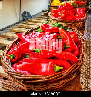 Il peperoncino rosso in un cestello Foto Stock