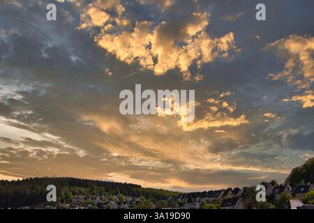 Formazioni nuvolose nel cielo notturno Foto Stock