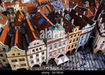 Una vibrante vista aerea della Piazza della città Vecchia di Praga dalla Torre dell'Orologio, che mostra colorati edifici storici e una splendida architettura medievale. Foto Stock