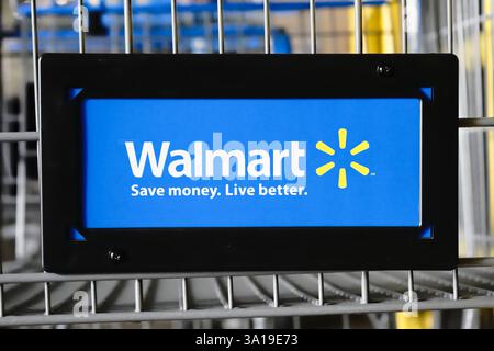 Honolulu, salve - 27 dicembre 2025: Logo aziendale Walmart Inc. E slogan sul carrello. Walmart è un'azienda Fortune 500, la più grande privata Foto Stock