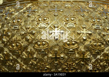 Padiglione China EXPO Milano 2015. Tradizionale bruciatore di incenso gigante cinese a tre zampe con treppiede dorato o ciotola del tesoro. Primo piano estremo del disegno. Foto Stock