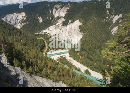 Vista sulla gola del Reno, Ruinaulta, punto di osservazione vicino a Versam, Vorderrhein, Canton Graubünden, Svizzera Foto Stock