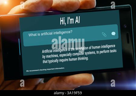 Cos'è l'intelligenza artificiale? Domanda per l'intelligenza artificiale sullo schermo di un tablet l'intelligenza artificiale è la simulazione dell'intelligenza umana da parte delle macchine, especia Foto Stock