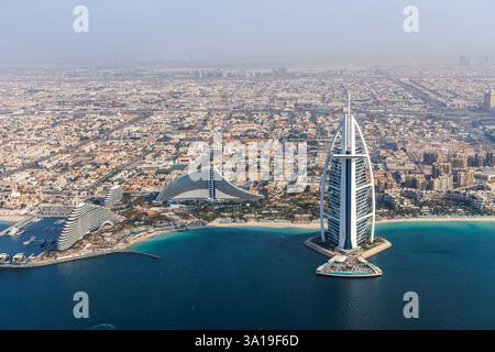 Dubai, Emirati Arabi Uniti, Dubai Burj al Arab hotel di lusso vista aerea dal mare dall'alto a Dubai, Emirati Arabi Uniti. Foto Stock
