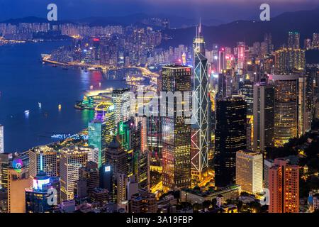 Hong Kong, Cina, skyline di Hong Kong con grattacieli nel centro di Central District di notte a Hong Kong, Cina. Foto Stock
