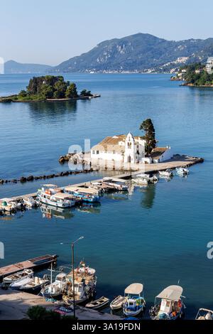 Corfù, Grecia, Monastero di Vlacherna e Isola del mouse nel Mar Mediterraneo dall'alto formato ritratto sull'isola di Corfù, Grecia. Foto Stock