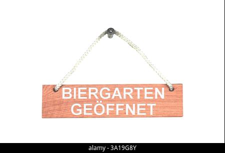 Vecchio pannello di legno isolato con l'iscrizione Biergarten geöffnet appeso ad un gancio Foto Stock