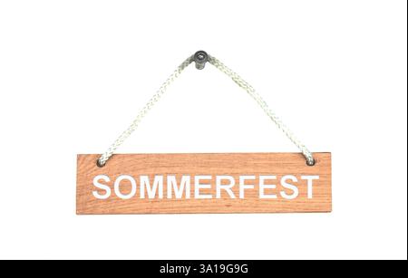 Vecchio pannello di legno isolato con l'iscrizione Sommerfest appeso su un gancio Foto Stock