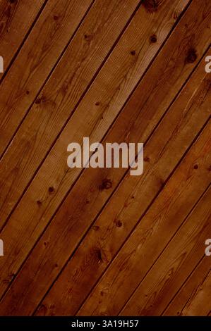 Struttura di fondo con tavole di legno diagonali vecchie di colore marrone Foto Stock