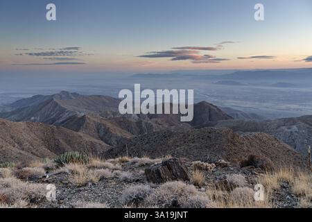 Vista a sud da Rosa Point nel parco statale del deserto di Anza Borrego al tramonto Foto Stock