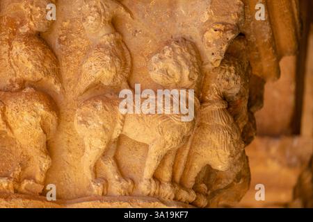 Animali fantastici con teste umane, galleria porticata, Chiesa di San Pedro Apóstol, romanico, XII secolo - Monumento storico Artistico Nazionale -, Foto Stock