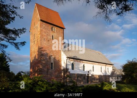 Vecchia chiesa di Keitum in serata sole, Amrum, Germania Foto Stock