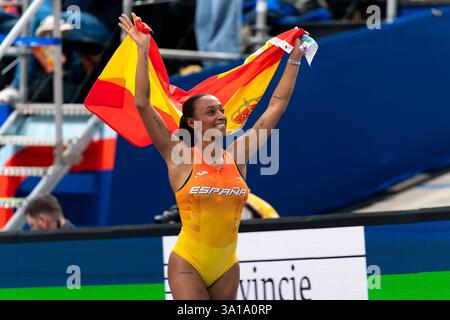 Apeldoorn, Paesi Bassi. 7 marzo 2025. APELDOORN, PAESI BASSI - 7 MARZO: Ana Peleteiro-Compaore di Spagna festeggia con la bandiera dopo aver gareggiato nel salto triplo femminile durante la seconda giornata dei Campionati europei di atletica leggera indoor a Omnisport Apeldoorn il 7 marzo 2025 ad Apeldoorn, Paesi Bassi. (Foto di Joris Verwijst/Agenzia BSR) credito: Agenzia BSR/Alamy Live News Foto Stock