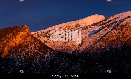 Cadí faccia sud all'alba, dopo una nevicata invernale, vista dal punto panoramico del Mirador de Gresolet (provincia di Barcellona, Catalogna, Spagna, Pirenei) Foto Stock
