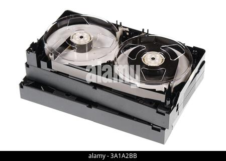 Una pila di cassette VHS vintage isolate su sfondo bianco Foto Stock