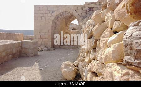 Il castello crociato di Kerak, arroccato sulla collina che domina la città con lo stesso nome. Foto Stock