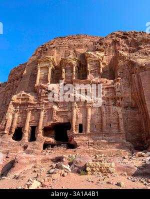 Tempio sopra una casa di roccia a Little Petra o Siq al-Barid, Giordania Foto Stock