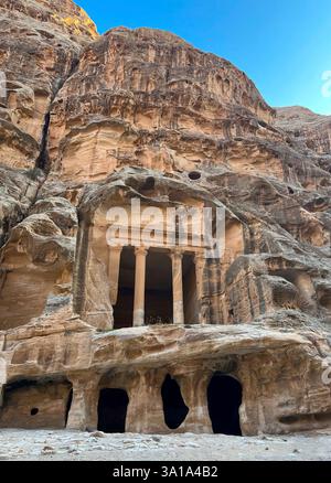 Tempio sopra una casa di roccia a Little Petra o Siq al-Barid, Giordania Foto Stock