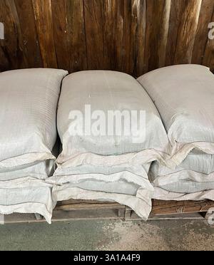 Impilare i sacchetti bianchi in magazzino Foto Stock