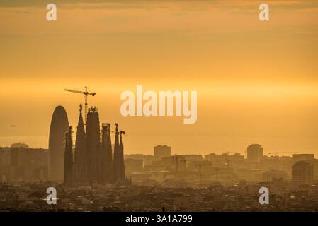 Alba nella città di Barcellona, nella torre ​​the Glòries e nella Sagrada Familia, vista da Collserola (Barcellona, ​​Catalonia, Spagna) Foto Stock