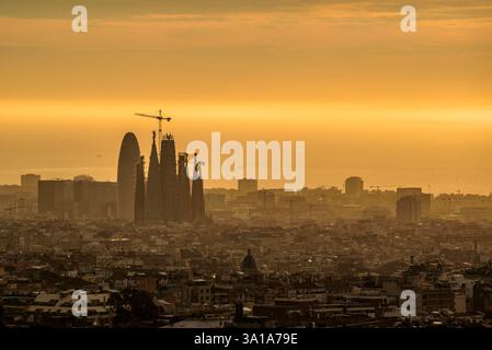 Alba nella città di Barcellona, nella torre ​​the Glòries e nella Sagrada Familia, vista da Collserola (Barcellona, ​​Catalonia, Spagna) Foto Stock