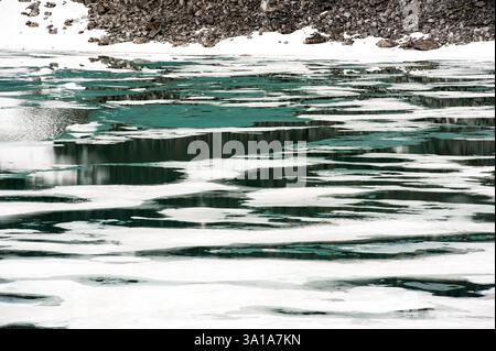 Il ghiaccio sui fiumi sta cominciando a scongelarsi. Primi segni della primavera in avvicinamento Foto Stock