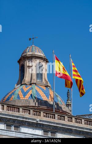 Bandiere spagnole e catalane che sventolano sul municipio di Plaza de Sant Jaume, Barcellona, Spagna Foto Stock