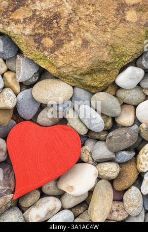 Giardino di roccia, varie pietre arrotondate, primo piano, immagine di sfondo, cuore decorativo Foto Stock