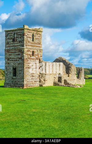 Chiesa normanna, costruita nel XII secolo, situata al centro di un rituale neolitico di terra di henge, Knowlton, Dorset, Inghilterra, Regno Unito, EUR Foto Stock