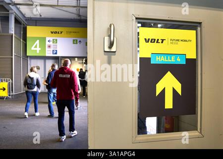 Augusta, Baviera, Germania - 7 marzo 2025: Cartello alla fiera AFAIR di Augusta per il reparto fieristico VOLT e-Mobility *** Wegweiser auf der AFAIR Messe ad Augusta zur VOLT e-Mobility Messeabteilung Foto Stock