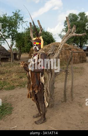 Donna del gruppo etnico Nyangatom, chiamata anche Bume, in abito festivo con gioielli per il corpo e accessori di moda tradizionali, nella valle meridionale dell'Omo, Etiopia Foto Stock