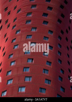 Facciata dell'edificio dell'hotel porta Fira progettato dall'architetto giapponese Toyo Ito nella città di Hospitalet de Llobregat nella regione metropolitana di Barcellona in Spagna Foto Stock