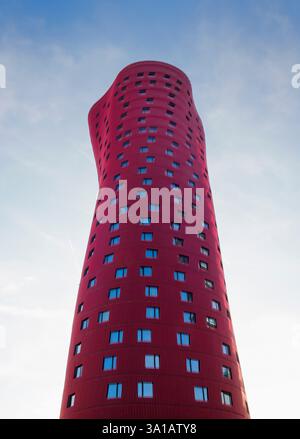 Facciata dell'edificio dell'hotel porta Fira progettato dall'architetto giapponese Toyo Ito nella città di Hospitalet de Llobregat nella regione metropolitana di Barcellona in Spagna Foto Stock