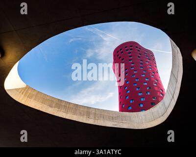 Facciata dell'edificio dell'hotel porta Fira progettato dall'architetto giapponese Toyo Ito nella città di Hospitalet de Llobregat nella regione metropolitana di Barcellona in Spagna Foto Stock