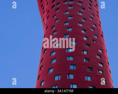 Facciata dell'edificio dell'hotel porta Fira progettato dall'architetto giapponese Toyo Ito nella città di Hospitalet de Llobregat nella regione metropolitana di Barcellona in Spagna Foto Stock