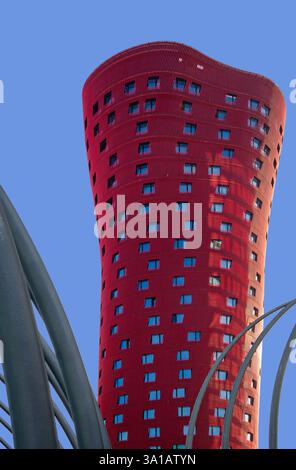 Facciata dell'edificio dell'hotel porta Fira progettato dall'architetto giapponese Toyo Ito nella città di Hospitalet de Llobregat nella regione metropolitana di Barcellona in Spagna Foto Stock