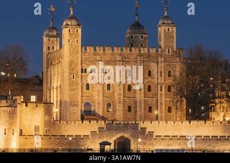 Inghilterra, Londra, Torre di Londra illuminata di notte Foto Stock