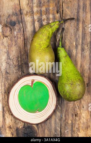 mela dipinta su sfondo in legno, decorazione, natura morta Foto Stock