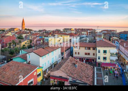 Italia, Veneto, provincia di Venezia, città di Caorle, vista sopraelevata al tramonto Foto Stock