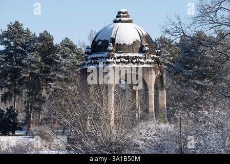 Tempio di Santa Maria ricoperto di neve nel Rotehorn City Park, Magdeburgo, Sassonia-Anhalt, Germania Foto Stock