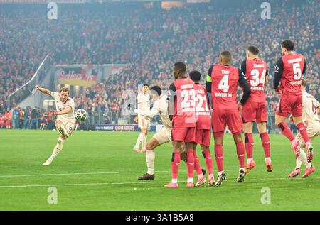 Monaco, Germania. 5 marzo 2025. Harry Kane, FCB 9 calcio di punizione nel turno di 16 partita di andata FC BAYERN MUENCHEN - BAYER 04 LEVERKUSEN 3-0 di calcio UEFA Champions League nella stagione 2024/2025 a Monaco, 5 marzo 2025, FCB, x. Spieltag, Muenchen fotografo: ddp Images/STAR-Images credito: ddp media GmbH/Alamy Live News Foto Stock