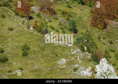 Münsingen - Bichishausen, sentiero escursionistico per l'AP sullo Schachenberg. Dallo Schachenberg si gode di un'ampia vista su Bichishausen e sulla Große Lautertal. Foto Stock