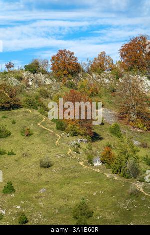 Münsingen - Bichishausen, sentiero escursionistico per l'AP sullo Schachenberg. Dallo Schachenberg si gode di un'ampia vista su Bichishausen e sulla Große Lautertal. Foto Stock