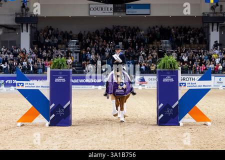 Dressage rider Nanna Skodborg Merrald (DEN) con il suo cavallo Blue Hors Zepter al FEI Dressage World CupTM Grand Prix Freestyle, presentato da VR Bank zwischen den Meeren, No. 4 CDI-W FEI Grand Prix Freestyle con musica dressage test class S**** International Foto Stock