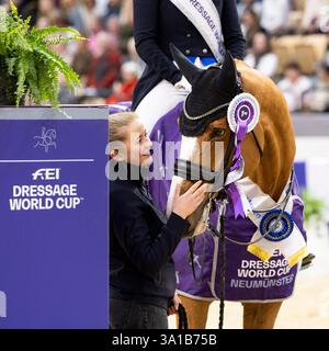 Dressage rider Nanna Skodborg Merrald (DEN) con il suo cavallo Blue Hors Zepter e assistente al FEI Dressage World CupTM Grand Prix Freestyle, presentato da VR Bank zwischen den Meeren, No. 4 CDI-W FEI Grand Prix Freestyle con musica dressage classe test S**** International Foto Stock